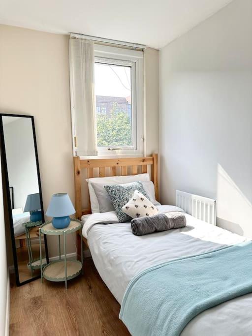 6 Guests House Old Trafford,Media City,City Centre, Free Parking Manchester Exteriör bild
