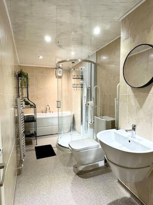 6 Guests House Old Trafford,Media City,City Centre, Free Parking Manchester Exteriör bild
