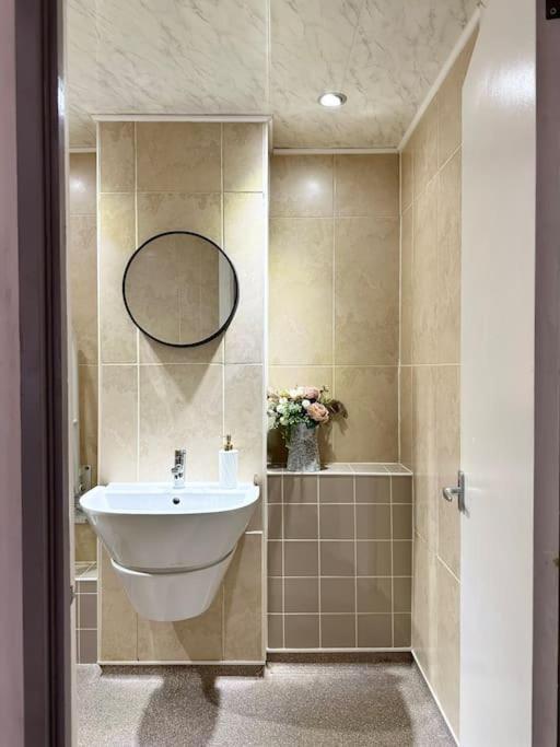 6 Guests House Old Trafford,Media City,City Centre, Free Parking Manchester Exteriör bild