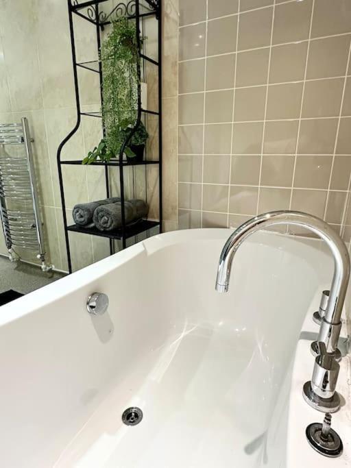 6 Guests House Old Trafford,Media City,City Centre, Free Parking Manchester Exteriör bild